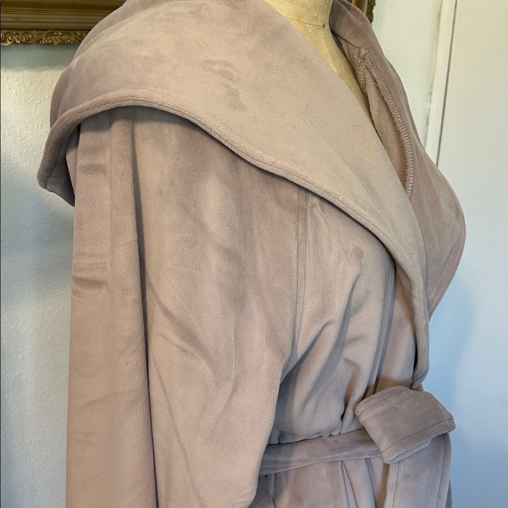 Barefoot Dreams Luxe Chic Soft Taupe Pinkish Robe with Hood - Picture 3 of 9